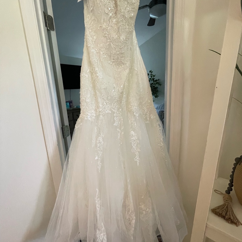 Never worn Maggie sottero wedding dress size 18